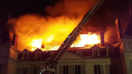 Le château de Divonne-les-Bains ravagé par un incendie
 (Nyon Région Télévision / Groupe Audiovisuel SDIS Nyon-Dôle / You Tube Licence YouTube standard)