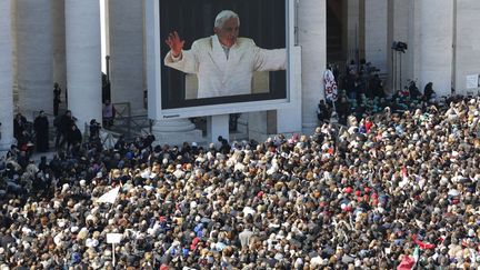 Des paraboles de t&eacute;l&eacute;vision et des &eacute;crans g&eacute;ant &eacute;taient l&agrave;, comme &agrave; tous les grands moments, des fun&eacute;railles de Jean Paul II en 2005 &agrave; sa b&eacute;atification en 2011. (STEFANO RELLANDINI / REUTERS)