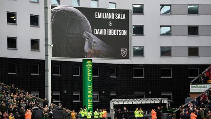 Le grand écran&nbsp;de Carrow Road, le stade de Norwich, affiche un hommage à Emiliano Sala et son pilote David Ibbotson avant un match de football à Norwich (Royaume-Uni), le 26 janvier 2019. (TONY O'BRIEN / REUTERS)