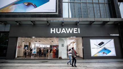 Un magasin Huawei à Hefei, dans la province d'Anhui (Chine), le 10 avril 2020.&nbsp; (XIA LEI / AFP)