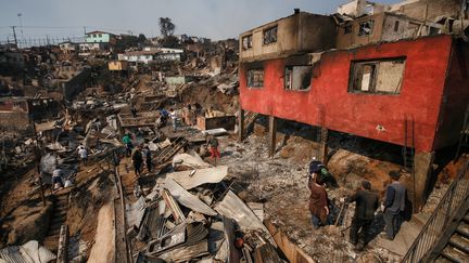 Des habitants de Valparaiso (Chili)&nbsp;dans les d&eacute;combres de leur quartier, le 14 avril 2014. (MARIO TELLEZ / CITIZENSIDE / AFP)