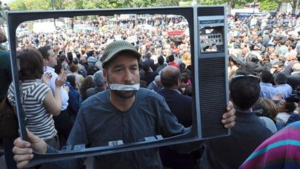 Un journaliste tunisien dénonce les agressions visant les médias, lors d&#039;une manifestation à Tunis (25/4/2012)
 (Fethi Belaid / AFP)