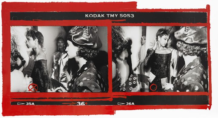 Backstage Patrick Kelly, Paris, 1989, Contact peint en 1989&nbsp; (William Klein / Courtesy Polka Galerie.)