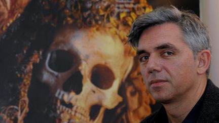 Laurent Pelly, en 2012, devant une affiche de MacBeth au TNT
 (PHOTOPQR/LA DEPECHE DU MIDI/MICHEL VIALA )