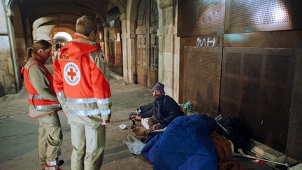 Les températures vont encore chuter cette nuit, du 6 au 7 janvier. Le froid touche les plus démunis. (LIONEL BONAVENTURE / AFP)