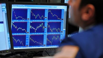 Une série d'indices boursiers s'affichent tous dans le rouge, le 4 août 2011 à Wall Street (AFP/STAN HONDA)