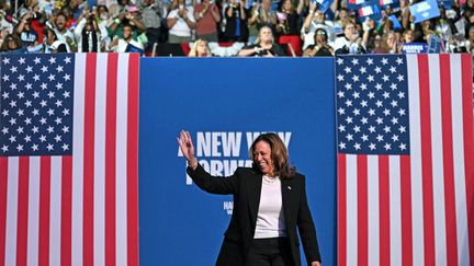 La vice-présidente américaine et candidate démocrate à la présidentielle Kamala Harris arrive pour prendre la parole lors d'un rassemblement de campagne en Caroline du Nord, aux États-Unis, le 12 septembre 2024. (JIM WATSON / AFP)