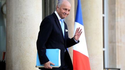 Le ministre des Affaires étrangères, Laurent Fabius, quitte l'Elysée, au terme du Conseil des ministres, le 10 février 2016, à Paris. (STEPHANE DE SAKUTIN / AFP)