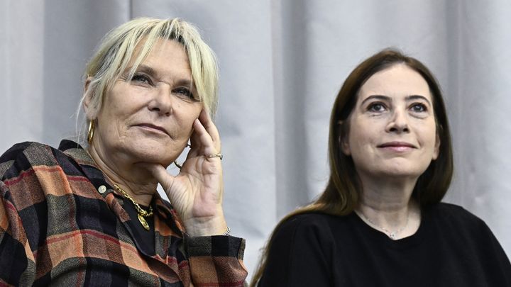 Sylvie Uderzo (à gauche) et Anne Goscinny lors de la présentation du dernier album d'Astérix, "L'Iris blanc", en octobre 2023. (JULIEN DE ROSA / AFP)