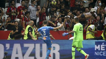 Alvaro Gonzalez tente d'intervenir, et prend part aux affrontements avec les supporters. (JEAN CATUFFE / AFP)