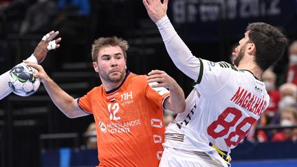 Le Néerlandais Luc Steins, lors du match de son équipe face au Portugal, à l'Euro de handball, le 18 janvier 2022, à Budapest (Hongrie). (TAMAS KOVACS / MTI / MAXPPP)