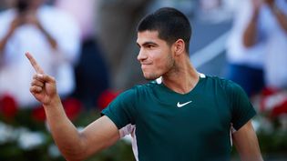 Spaniard Carlos Alcaraz celebrates his victory over Alexander Zverev in the final of the Madrid tournament on May 9, 2022.   (MAXPPP)