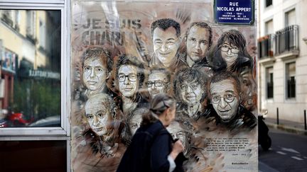 Une fresque de Christian Guémy, C215, réalisée à Paris en mémoire des victimes de l'attentat commis contre la rédaction de Charlie Hebdo. (THOMAS COEX / AFP)