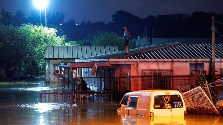 Un homme sur le toit d'une maison inondée, le 5 septembre 2023 à Istanbul (Turquie). (YASIN AKGUL / AFP)