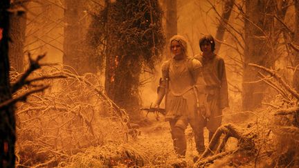 Galadriel ( jouée par&nbsp;Morfydd Clark) et Theo (Tyroe Muhafidin) après l'éruption de la montagne du destin.&nbsp; (COURTESY OF PRIME VIDEO)