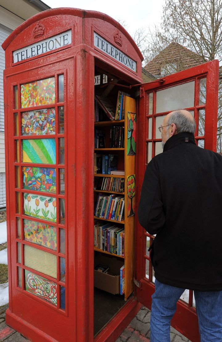 Les "red telephone boxes" anglaises s'exportent, comme ici &agrave;&nbsp;Michendorf (Allemagne), o&ugrave; plus de 250&nbsp;livres sont &agrave; la disposition des habitants depuis avril 2013. (BERND SETTNIK/MAXPPP)