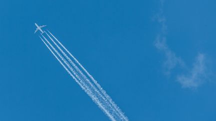 Un avion de ligne dans le ciel. (PICTURE ALLIANCE / PICTURE ALLIANCE via GETTYIMAGES)