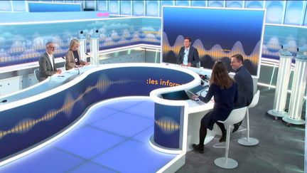 Autour de&nbsp;Lorrain Sénéchal&nbsp;et Renaud Dély, les informés débattent de l'actualité du&nbsp;vendredi 18&nbsp;novembre 2022. (FRANCEINFO / RADIOFRANCE)