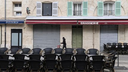 Un restaurant fermé de Marseille lundi 28 septembre. (NICOLAS TUCAT / AFP)