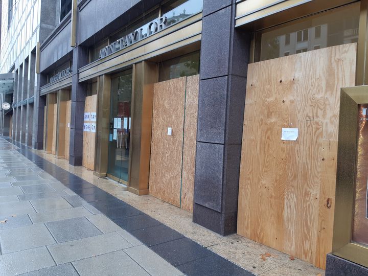 Les commerces dans le centre de Washington DC autour de la Maison-Blanche se barricadent en prévision d'une élection sous tension, le 1er novembre 2020. (JEROME JADOT / RADIO FRANCE)