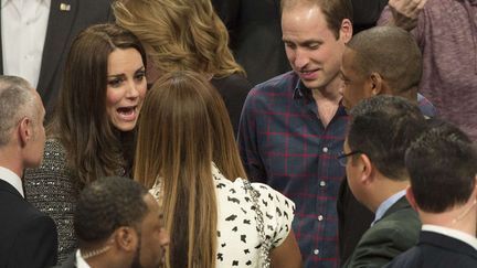 Catherine, la duchesse de Cambridge (G), Beyonc&eacute;, le prince William et Jay-Z (D) &eacute;changent quelques mots &agrave; la mi-temps d'un match de basket &agrave; New York (Etats-Unis), le 8 d&eacute;cembre 2014. (GEOFF PUGH / REX / SIPA)