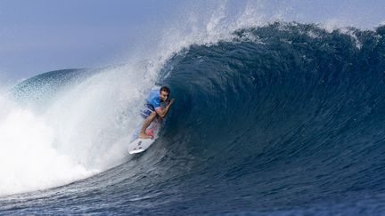 Le surfeur Kauli Vaast lors des épreuves olympiques de Paris 2024, à Tahiti, le 5 août 2024. (ED SLOANE / POOL VIA AFP)