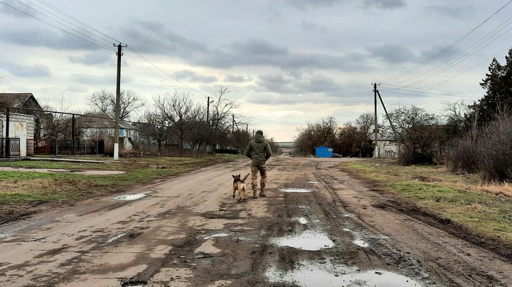 Un soldat ukrainien dans le village de Pavlopol, bombardée en 2014 et 2015. Ligne de front dans les faubourgs de Marioupol, à quelques kilomètres de la partie du Donbass contrôlée par les séparatistes pro-russes. (BENJAMIN ILLY / RADIO FRANCE)