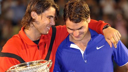 Rafael Nadal console Roger Federer en 2009 à Melbourne (WILLIAM WEST / FILES AFP)