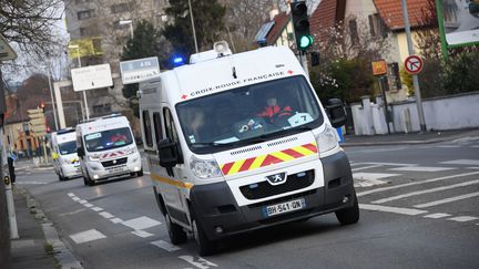 Des ambulances dans les rue de Mulhouse (Haut-Rhin), le 29 mars 2020.&nbsp; (CATHERINE KOHLER / SIPA)