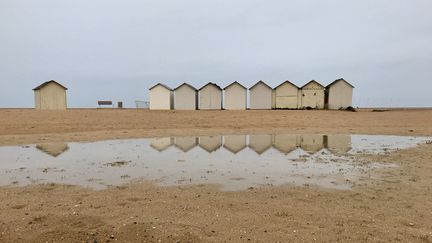 Les célèbres cabines de la plage de Riva Bella à Ouistreham (Calvados), le 23 février 2020.&nbsp; (NOLWENN LE JEUNE / FRANCE-BLEU BASSE-NORMANDIE)