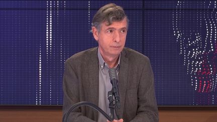 Eric Caumes,&nbsp;chef du service des maladies infectieuses et tropicales à l'hôpital de la Pitié-Salpêtrière, était l'invité&nbsp;du "8h30 franceinfo", samedi 9 janvier 2021. (FRANCEINFO / RADIOFRANCE)