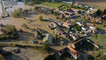 Le village de Setques (Pas-de-Calais), sous l'eau, le 11 novembre 2023, en raison de crues. (ANTHONY BRZESKI / AFPTV / AFP)
