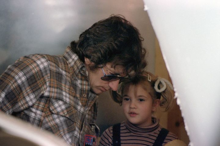 Steven Spielberg et la jeune actrice Drew Barrymore sur le tournage de "E.T., l'extra-terrestre", en 1981. (UNIVERSAL PICTURES / AMBLIN ENTE / COLLECTION CHRISTOPHEL VIA AFP)