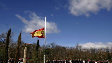 Le 11 mars 2004, quatre bombes explosent dans des trains de banlieue à Madrid, faisant 191 morts plus un policier. Plusieurs installations rendent hommage aux victimes de l'attentat. Le Bois des absents (el Bosque de los ausentes) ou Bois du souvenir (el Bosque del recuerdo) est composé de 192 arbres qui représentent chacune des personnes décédées lors des attaques. Il peut être visité dans le parc du Retiro. Ensuite deux Monuments aux victimes du 11 mars: le grand cylindre translucide sur lequel sont inscrits leurs noms face à la gare de Madrid-Atocha et la Porte de la paix (Puerta de la paz) dans le parc Juan Carlos de Pinto. (PEDRO ARMESTRE / AFP)