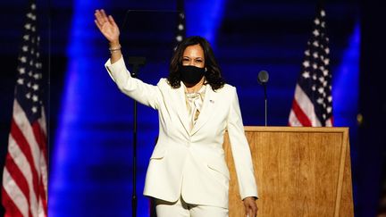 La vice-présidente élue des Etats-Unis, Kamala Harris, salue la foule avant de prononcer&nbsp;un discours à Wilmington, le 7 novembre 2020. (JIM LO SCALZO / MAXPPP)