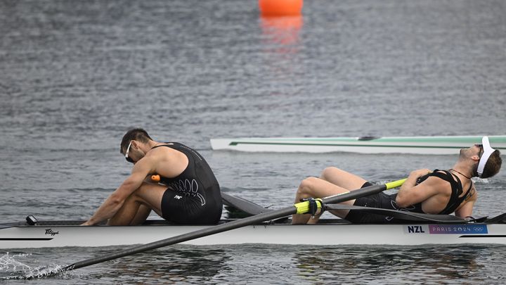 Les Néo-Zélandais Phillip Wilson  (à gauche) et Daniel Williamson, sont allés au bout de l'effort lors des épreuves d'aviron, le 31 juillet 2024 à Vaires-sur-Marne. (OLIVIER MORIN / AFP)