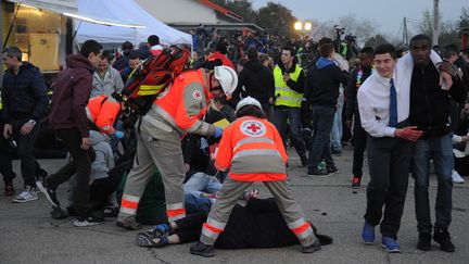 Les services de secours se déploient après la simulation&nbsp;d'explosion dans une "fan zone", recréée à Nîmes (Gard), le 17 mars 2016.&nbsp; (SYLVAIN THOMAS / AFP)