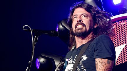 Dave Grohl sur scène avec les Foo Fighters en Californie le 21 septembre 2015.
 (Kevin Winter / Getty Images / AFP)