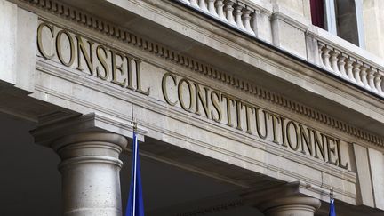 Le Conseil constitutionnel estime que l'instauration d'un bin&ocirc;me paritaire aux &eacute;lections municipales "vise &agrave; favoriser l'&eacute;gal acc&egrave;s des hommes et des femmes au mandat de conseiller municipal". (THOMAS SAMSON / AFP)