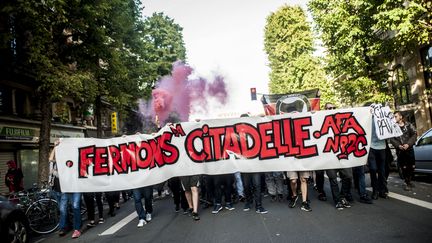 Des manifestants contre le bar "La citadelle", à Lille, le 24 septembre 2016. (JULIEN PITINOME / NURPHOTO)