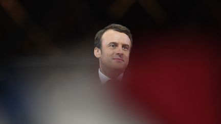 Emmanuel Macron fête sa victoire à l'élection présidentielle, le 7 mai 2017 devant la pyramide du Louvre, à Paris. (ERIC FEFERBERG / AFP)