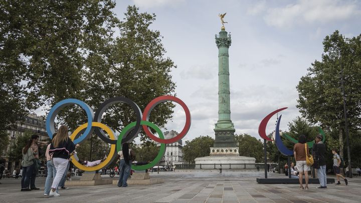 Les anneaux olympiques aux côtés de l'Agitos, symbole des Jeux Paralympiques, sur la place de la Bastille à Paris, le 21 août 2024. (PASCAL SONNET / HANS LUCAS / AFP)