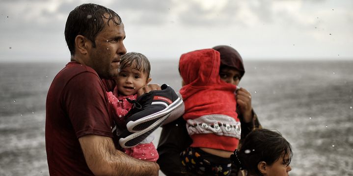 Des réfugiés et des migrants traversent la mer Égée entre la Turquie et l’île grecque de Lesbos. 28 septembre 2015.
 (Aris Messinis / AFP)