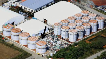 Une photo de la centrale de Fukushima (Japon), fournie le 3 octobre 2013 par l'exploitant Tepco, indiquant avec une fl&egrave;che noire le r&eacute;servoir d'o&ugrave; de l'eau radioactive s'est &eacute;chapp&eacute;e. (MAXPPP)