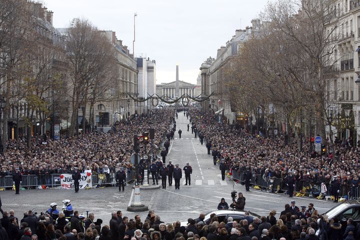 Le 9 décembre 2017, une&nbsp;foule compacte était venue honorer la mémoire&nbsp;de Johnny Hallyday, lors de l'hommage populaire organisé à La Madeleine (Paris).&nbsp; (THIBAULT CAMUS / POOL / AFP)