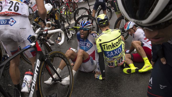 Le Fran&ccedil;ais Thibaud Pinot est &agrave; terre apr&egrave;s une chute collective dans la 5e &eacute;tape du Tour de France, le 8 juillet 2015. (JEFF PACHOUD / AFP)