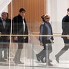 Isabelle Balkany arrive au palais de jusitce de Paris avec son avocat Pierre-Olivier Sur (à droite) et son fils Alexandre (à gauche), le 18 octobre 2019. (MARTIN BUREAU / AFP)