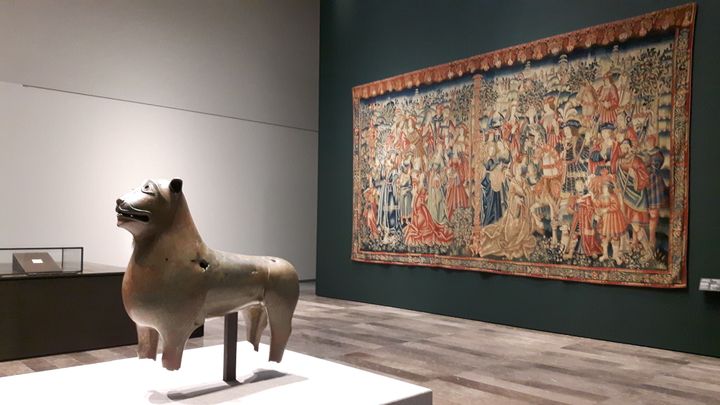 Une tapisserie prêtée par le musée de Cluny, le musée du Moyen âge et un lion en bronze du XIe&nbsp;siècle acquis par le Louvre Abu Dhabi. (ANNE CHEPEAU/RADIO FRANCE)