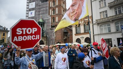 Des personnes manifestants contre le droit à l'avortement, le 16 juin 2024 à Cracovie (Pologne). (OMAR MARQUES / ANADOLU / AFP)