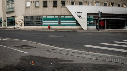 Le jeune homme s'est immolé par le feu devant le bâtiment du Crous de Lyon (Rhône), le 10 novembre 2019. (NICOLAS LIPONNE / NURPHOTO / AFP)